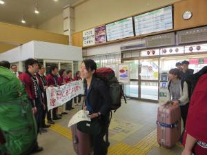 横断幕で出迎え