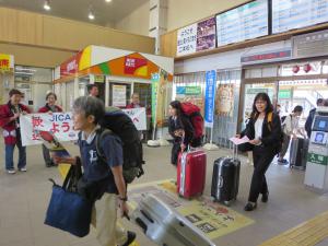 ぞくぞくと二本松駅に到着する訓練生