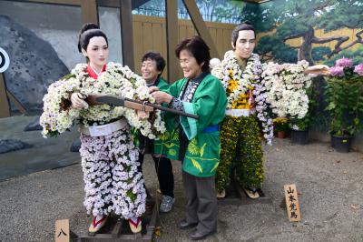 「菊人形」部門最優秀賞 菊の衣装を着せる