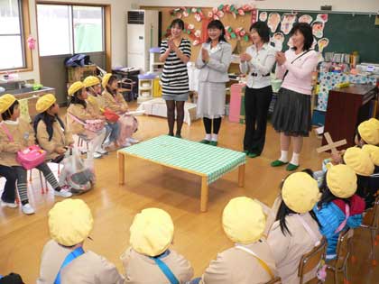 油井幼稚園での視察の様子の写真