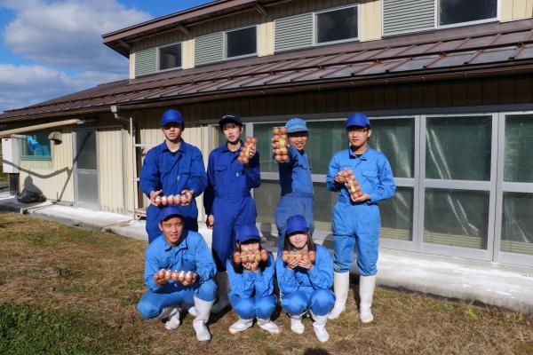 安達東高校の卵（生徒集合写真）