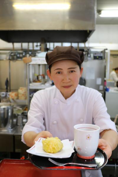 天ぷらあわまんじゅうとスタッフ