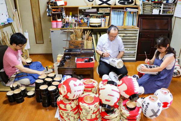 浅倉提灯店（家族3人で作業）