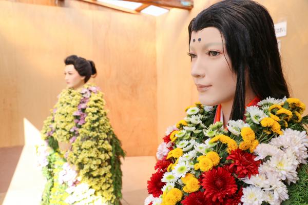 菊の付けられた人形