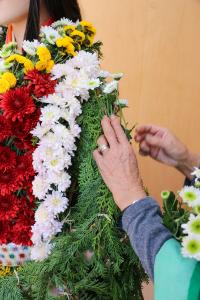 菊師の菊付け作業