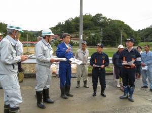 台風19号根本代議士視察：上長折字加藤木地内の水源冠水現場視察