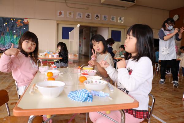 09杉田幼稚園餅つき_おいしくいただきます！(2)
