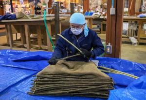 上川崎和紙06_ 楮の皮をむく地域おこし協力隊・佐藤さん