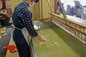 和紙伝承館_楮の繊維を水に入れる