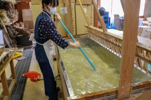 和紙伝承館_楮の繊維とねりを水に入れる