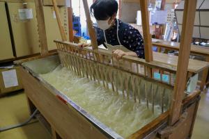 和紙伝承館_楮の繊維とねりをよく混ぜる