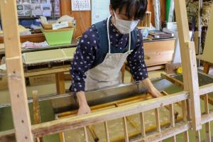 和紙伝承館_漉桁で紙漉き
