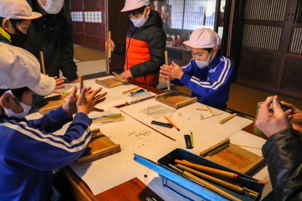 安達ヶ原ふるさと村での昔の暮らし体験 後編 21年2月 二本松市公式ウェブサイト 安達ヶ原ふるさと村での昔の暮らし体験 後編 21年2月 二本松市公式ウェブサイト