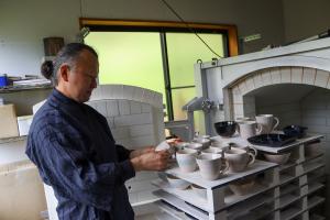 琴星窯3_作品の仕上がりを見る庄司さん
