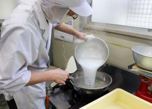 地酒ゼリー_酒と混ぜ合わせる