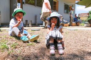 あだたら食農schoolfarm_14トマトを食べ比べる子どもたち