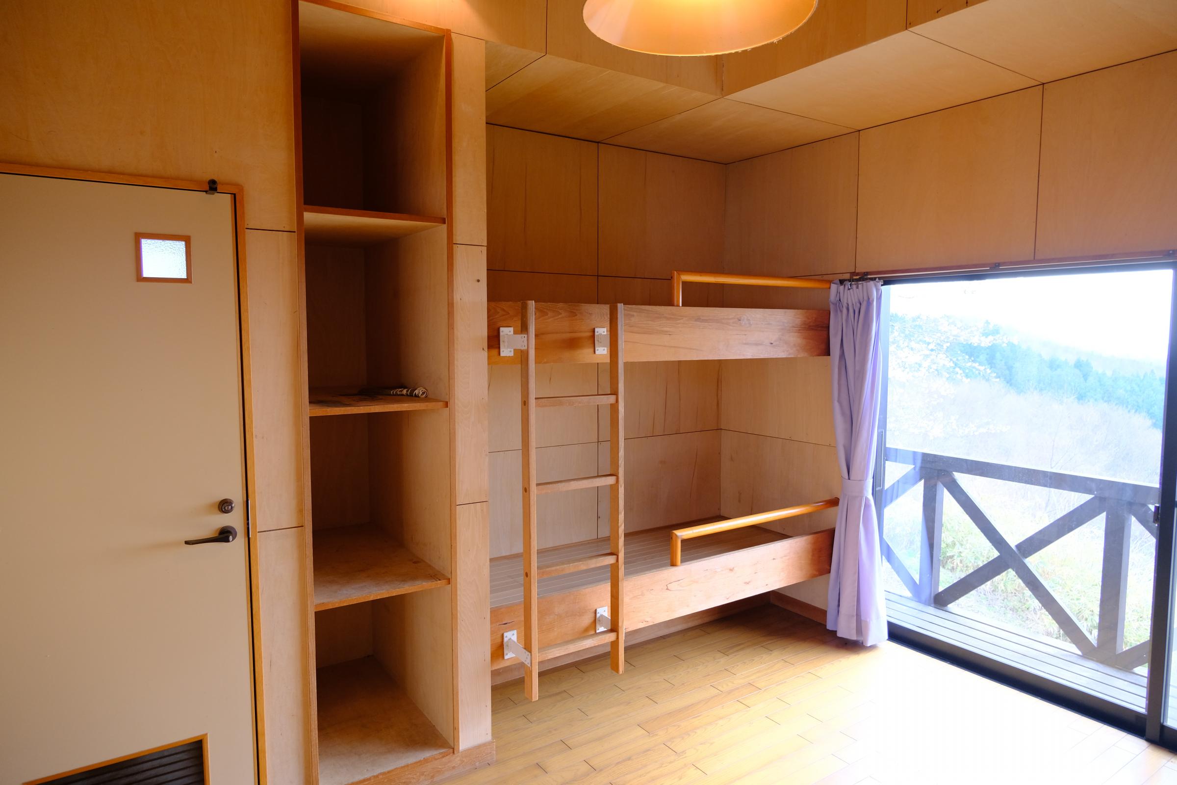 日山キャンプ場バンガロー小2