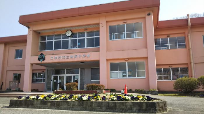 新殿小学校の校舎