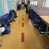 整然とカバンが並んでいます。