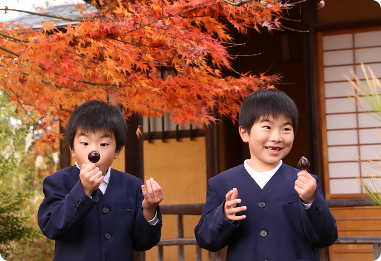 二本松市のいちごを食べる子どもたち
